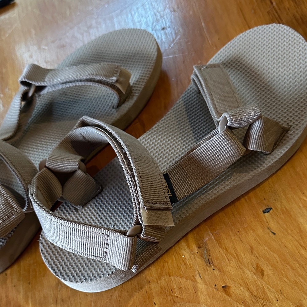 Teva Sand dune Strappy Sandals - 7